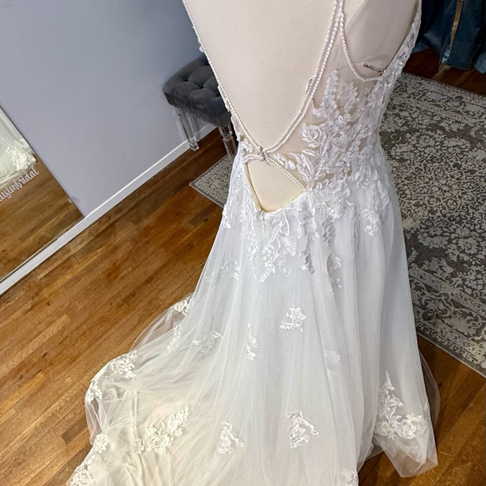 Maggie Sottero Elegant White Wedding Dress - Picture 3 of 9